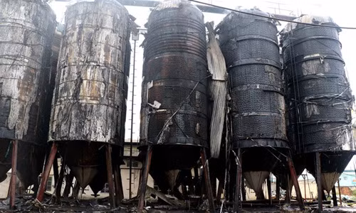Ngọn lửa thiêu rụi 10 bồn chứa bia. Ảnh: Nguyễn Dương.