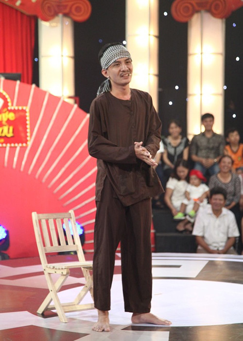 Bên cạnh đó, còn có tiết mục của anh chàng Văn Mến dắt vợ lên thi chung. Anh chàng Tuấn Thuận cùng bạn diễn tham gia dự thi với mục đích “mang tiền về ăn chè, uống nước mía đãi bạn bè cho vui”. 