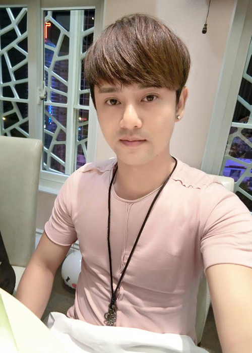 Năm 2014, Ưng Đại Vệ tái xuất với album “Từng chuyện buồn vui”. Tiếp đó, đầu năm 2015, anh phát hành album “Ưng Đại Vệ EDM”, single “Memories”...(Ảnh: Facebook nhân vật)