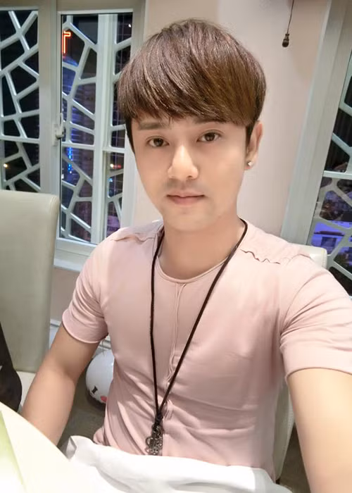 Năm 2014, Ưng Đại Vệ tái xuất với album “Từng chuyện buồn vui”. Tiếp đó, đầu năm 2015, anh phát hành album “Ưng Đại Vệ EDM”, single “Memories”...(Ảnh: Facebook nhân vật)