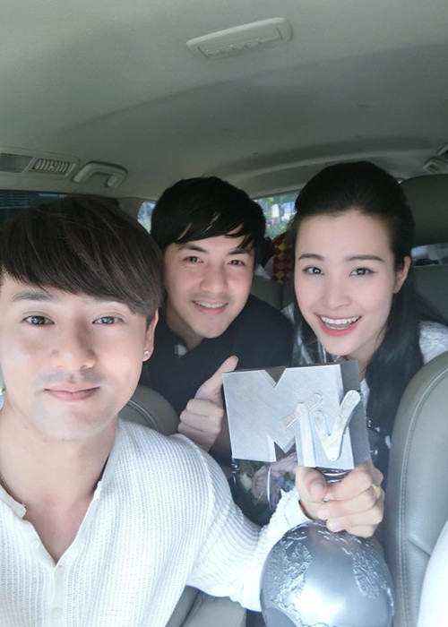 Trong số bạn bè giới giải trí, ngoài Ông Cao Thắng, tác giả “Anh nhớ em nhiều” còn có mối quan hệ khá thân thiết với Đông Nhi. (Ảnh: Facebook nhân vật)