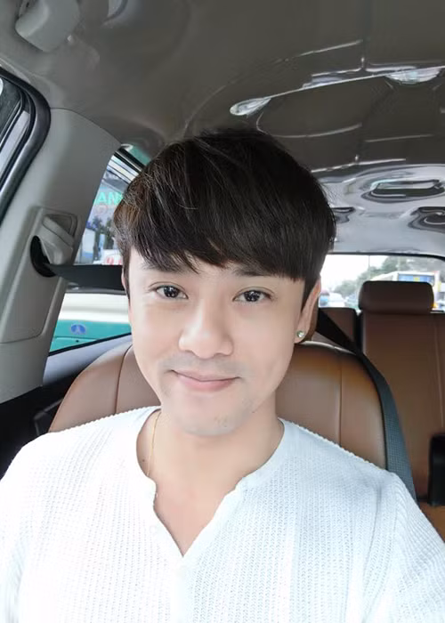 Ưng Đại Vệ được biết đến là nghệ sĩ khá kín tiếng trong chuyện đời tư. Trước khi tham gia chương trình Sing My Song - Bài hát hay nhất, anh chưa từng tiết lộ chuyện đã làm bố. (Ảnh: Facebook nhân vật)