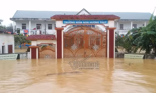Trường mầm non Hương Thủy bị nước bủa vây khắp nơi.