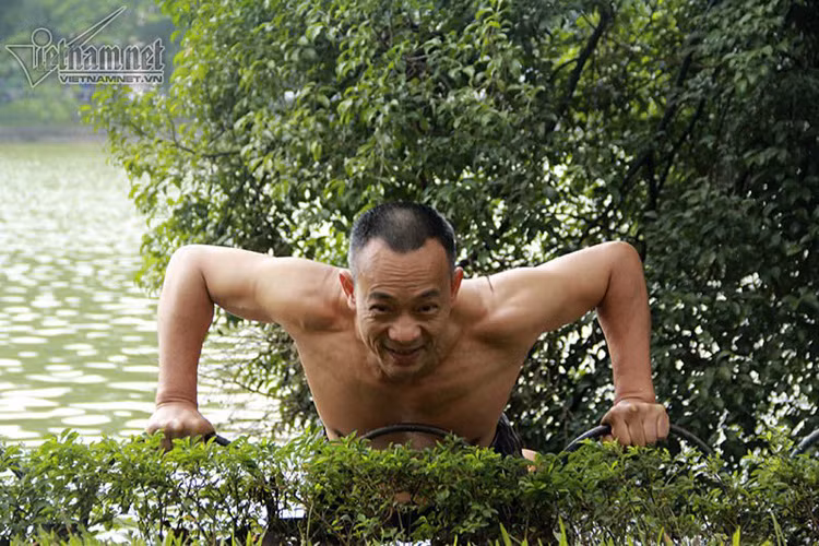 Bất kể mưa nắng, giá rét Hà Nội, ông đều thức dậy từ 5h sáng chạy 6 vòng hồ, sau đó tập các bài tập bổ trợ. 