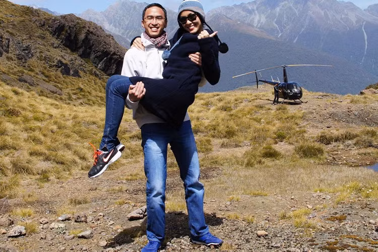 Trên trang cá nhân, ông xã Tăng Thanh Hà cũng chia sẻ hình ảnh hạnh phúc của mình bên bà xã để kỷ niệm 4 năm ngày cưới. Bức ảnh được chụp khi Louis Nguyễn cầu hôn vợ thành công. (Ảnh: Instagram nhân vật) 