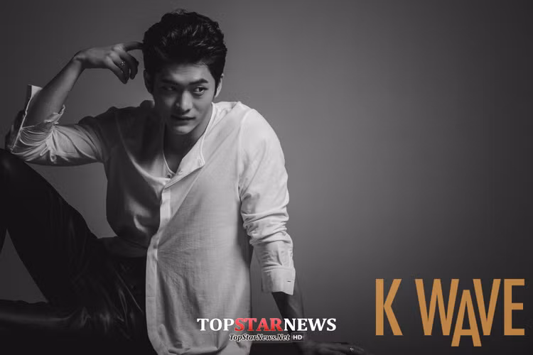 Junsu của bộ phim "Tuổi thanh xuân 2" được nhận xét sở hữu gương mặt có nhiều nét hao hao giống Minho của nhóm Shinee, Bi Rain, Seo In Suk... (Ảnh: Topstarnews)