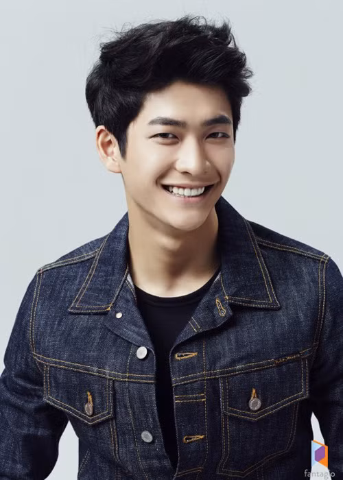 Ở ngoài đời, Kang Tae Oh được nhận xét thân thiện, cởi mở. Đối với các thành viên trong nhóm, anh là người chu đáo còn đối với các bạn diễn, Kang Tae Oh luôn cư xử lịch sự. (Ảnh: Tenasia)