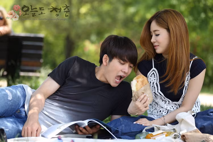 Ở phần 2 của "Tuổi thanh xuân", Junsu của Kang Tae Oh tiếp tục vướng tình tay ba với Linh của Nhã Phương và Cynthia của Jung Hae Na (trong ảnh). (Ảnh: Fanpage Tuổi thanh xuân)