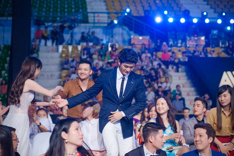 Khi không phải diễn cùng nhau trên phim trường, cả hai vẫn rất thân thiết bên nhau. Trong ảnh, Kang Tae Oh ân cần dìu Nhã Phương lên nhận giải tại VTV Awards 2015. (Ảnh: Lê Chí Linh)