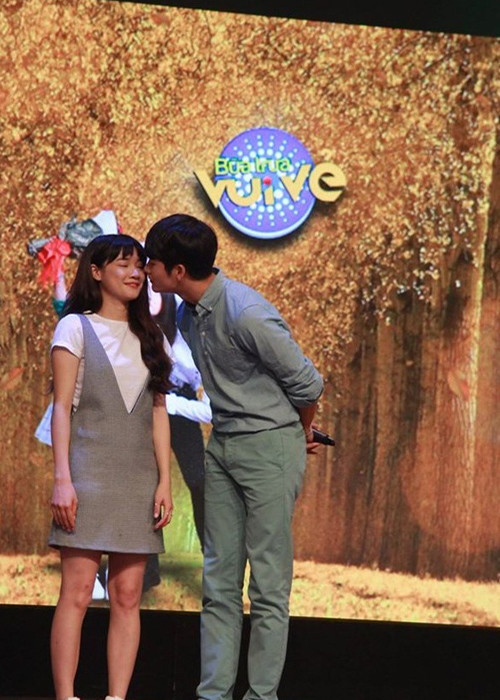 Cùng tham gia chương trình “Bữa trưa vui vẻ” năm 2015, mỹ nam xứ Hàn dành nụ hôn ngọt ngào lên má bạn gái Trường Giang. (Ảnh: Đời sống pháp luật)