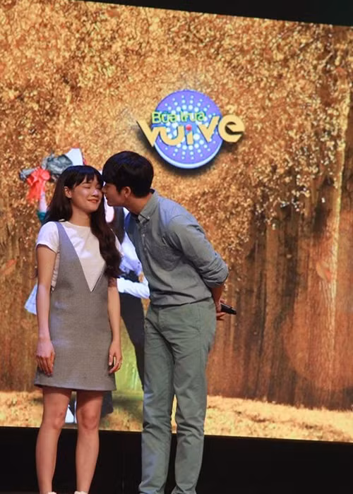 Cùng tham gia chương trình “Bữa trưa vui vẻ” năm 2015, mỹ nam xứ Hàn dành nụ hôn ngọt ngào lên má bạn gái Trường Giang. (Ảnh: Đời sống pháp luật)