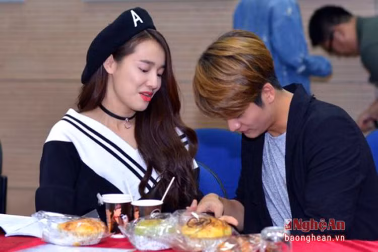 Nam diễn viên kiêm ca sĩ xứ Hàn thân thiết với bạn gái màn ảnh tại một buổi giao lưu với sinh viên. (Ảnh: Báo Nghệ An)