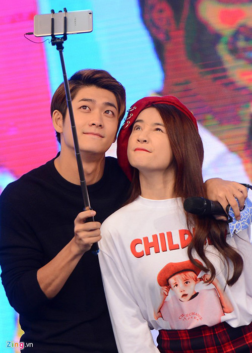 Nhã Phương nhí nhảnh bên Kang Tae Oh trong chương trình “Bữa trưa vui vẻ” vào tháng 10 vừa qua. (Ảnh: Zing)