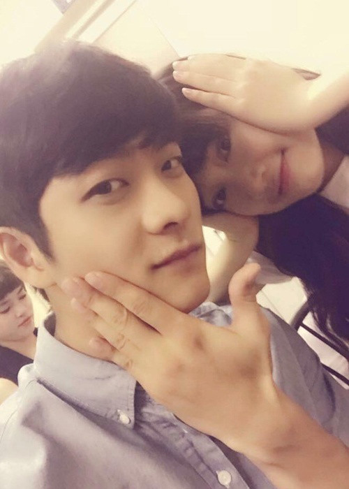 Cặp đôi diễn viên phim “Tuổi thanh xuân 2” thường xuyên cùng chụp ảnh tự sướng mỗi khi có dịp hội ngộ. (Ảnh: Đời sống pháp luật)