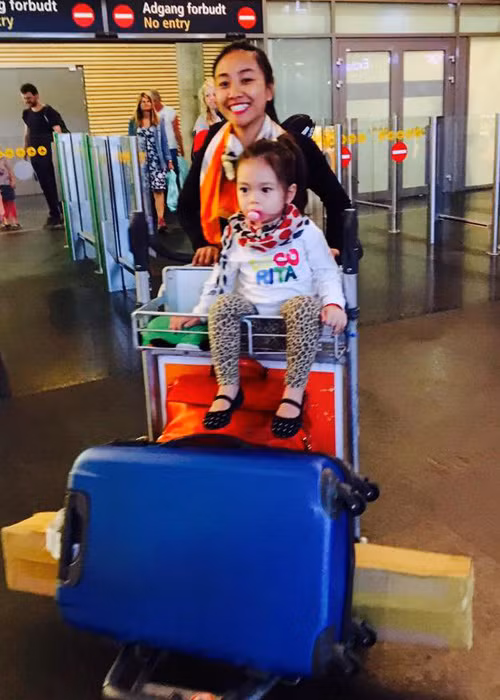 Cô nhóc vốn thường xuyên được bố mẹ dẫn theo trong các chuyến công tác nước ngoài. (Ảnh: Facebook Đoan Trang)