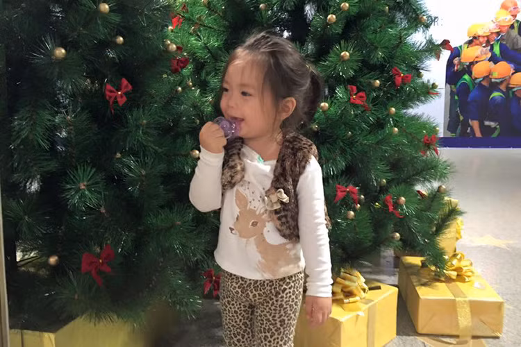 Sở hữu vẻ ngoài lai Tây, bé Sol - con gái ca sĩ Đoan Trang là một trong những nhóc tì xinh xắn nhận được nhiều sự yêu mến. (Ảnh: Facebook Đoan Trang)