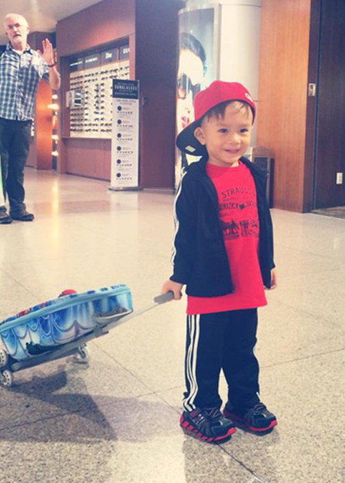 Mỗi lần ra sân bay, con trai nuôi của ca sĩ Thanh Thảo - bé Jacky Minh Trí cũng gây chú ý bởi vẻ ngoài chất lừ. (Ảnh: Facebook Thanh Thảo)