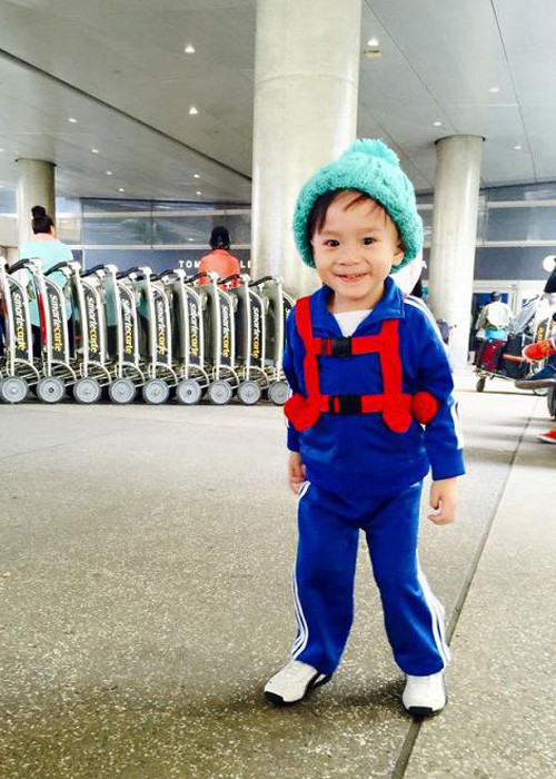 Ngoài mũ lưỡi trai, giày thể thao cũng là món đồ mà bé Jacky Minh Trí thường chọn khi tới phi trường. (Ảnh: Facebook Thanh Thảo)