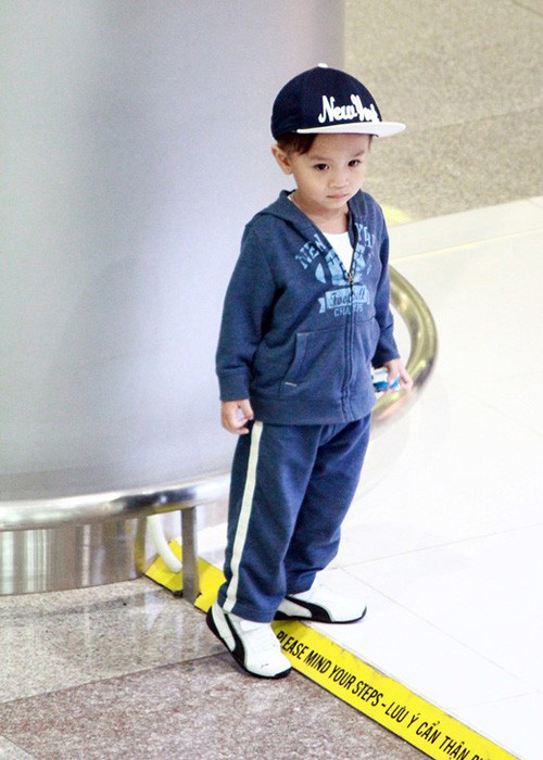 Nhóc tì nhà Thanh Thảo có phong cách thời trang sân bay khỏe khoắn, năng động. (Ảnh: Maskonline)