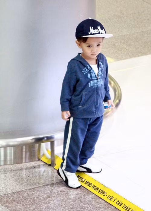 Nhóc tì nhà Thanh Thảo có phong cách thời trang sân bay khỏe khoắn, năng động. (Ảnh: Maskonline)