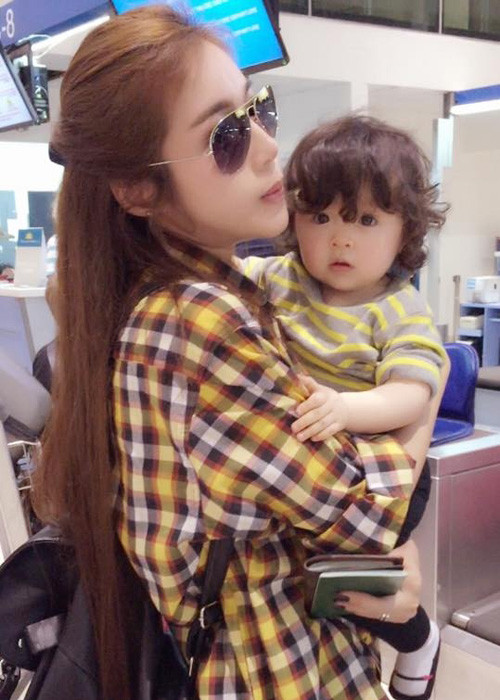 Từ khi chào đời, con gái Elly Trần đã có phong cách thời trang sành điệu không kém người lớn. (Ảnh: Facebook Elly Trần)