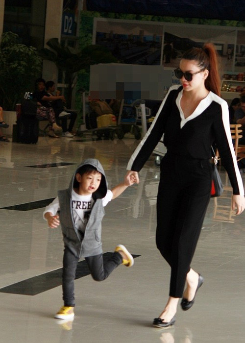 Quý tử nhà Hà Hồ khá yêu thích quần jeans để tiện cho việc di chuyển khi tới phi trường. (Ảnh: Maskonline)