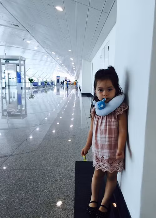 Phong cách thời trang sân bay của bé Sol vô cùng phong phú từ váy áo điệu đà đến trang phục năng động. (Ảnh: Facebook Đoan Trang)