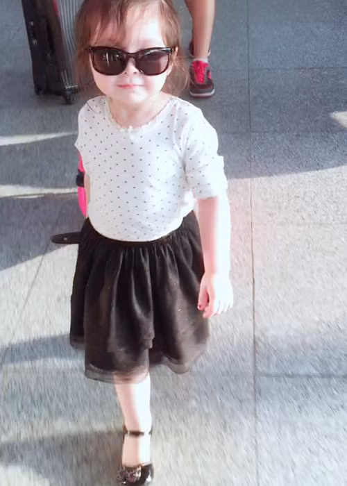  Dàn nhóc tì nhà sao Việt thường nhận được sự chú ý mỗi khi xuất hiện trước đám đông. Mới đây, hot girl Elly Trần vừa khoe hình ảnh cô con gái Mộc Trà sành điệu như thiếu nữ tại sân bay. (Ảnh: Facebook Elly Trần)