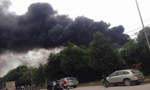 Cột khói vụ hỏa hoạn cao hàng chục mét. Ảnh: CTV.
