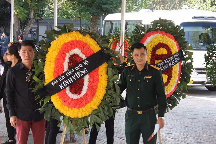 Hai danh hài Tự Long (phải) và Công Lý mang vòng hoa đến viếng nghệ sĩ Phạm Bằng.