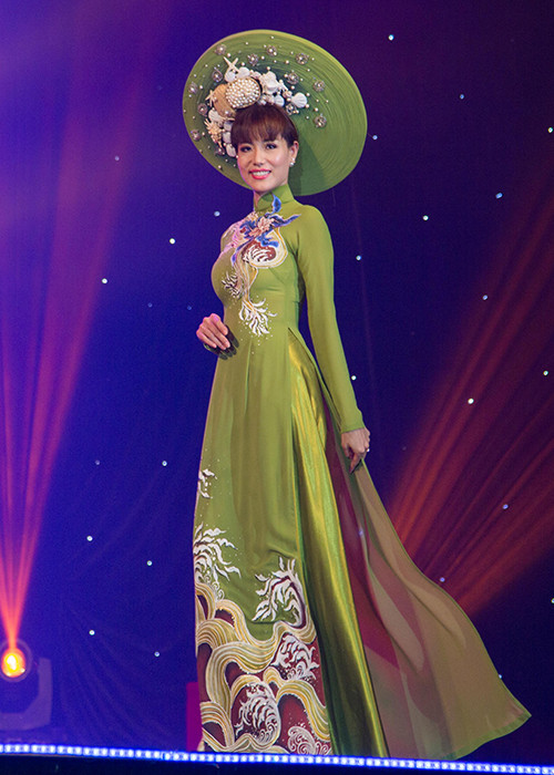 Dàn người đẹp tham gia trình diễn thời trang trong đêm nhạc tối qua còn có sự góp mặt của diễn viên Băng Châu. 