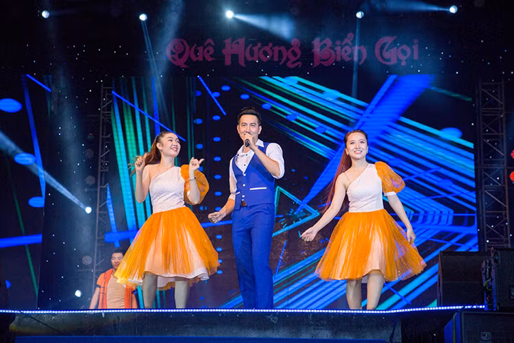 Đêm nhạc tối qua còn có sự tham gia của các ca sĩ: Phi Hùng, Cẩm Vân...