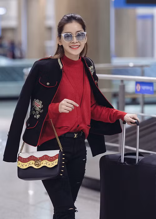 Nữ diễn viên sinh năm 1993 mặc áo len thương hiệu Just Cavalli, áo khoác ngoài thêu họa tiết bắt mắt Zara.