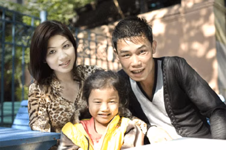 Tuy sở hữu ngoài hình không mấy điển trai nhưng nghệ sĩ Hiệp Gà vẫn nổi tiếng đào hoa. Năm 2003, anh kết hôn với cô gái làm nghề cắt tóc ở Quảng Ninh tên Thanh Quý. Sau 2 năm đám cưới, cặp đôi chào đón cô con gái đầu lòng. (Ảnh: Dân Việt) 