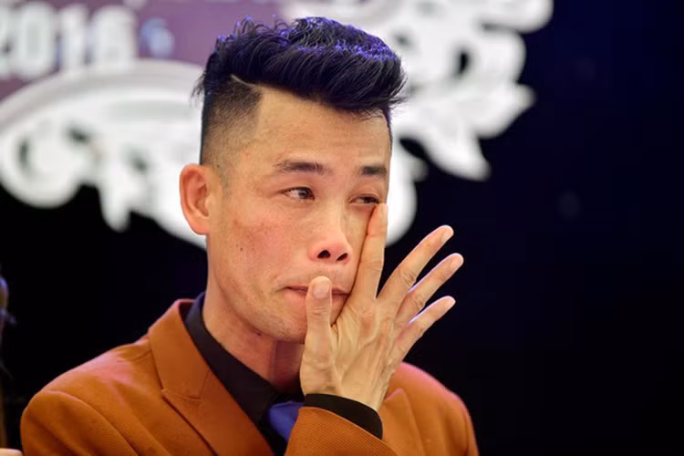 Cũng vì niềm hạnh phúc quá lớn, Hiệp Gà đã bật khóc. Thậm chí, trước sự có mặt của đông đảo khách mời trong hôn lễ, nam nghệ sĩ gốc Hưng Yên khẳng định đây sẽ là đám cưới cuối cùng của anh. (Ảnh: Zing News) 