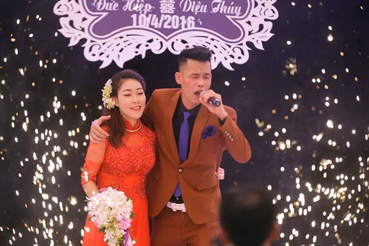 Tháng 4/2016, Hiệp Gà cùng Diệu Thúy chính thức tổ chức đám cưới tại Hưng Yên. Trong hôn lễ, nam diễn viên sinh năm 1977 không giấu được niềm hạnh phúc bên người vợ trẻ. (Ảnh: Zing News) 