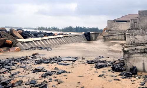 Kè chắn bằng bê tông bị sóng biển xé toạc, cuốn trôi hàng trăm tỷ đồng ra biển.