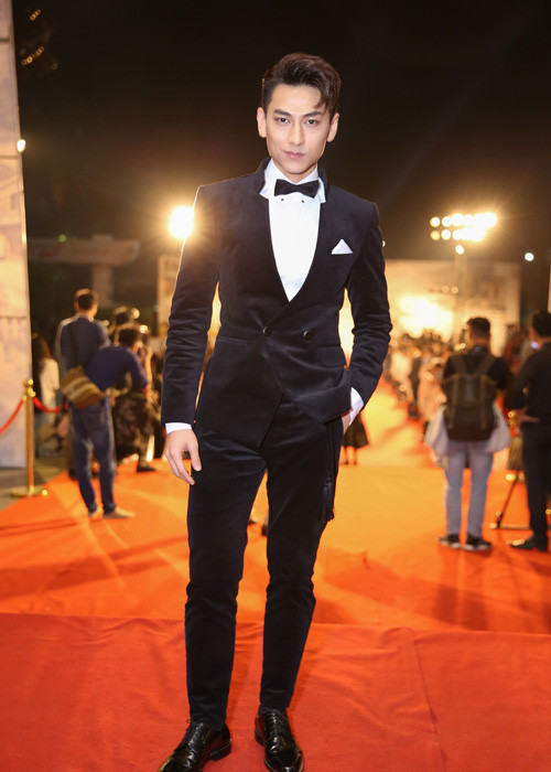 Nam ca sĩ Isaac một mình sải bước trên thảm đỏ. 