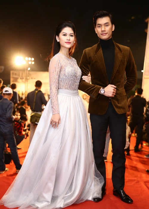 Ngọc Thanh Tâm sánh bước bên Nhan Phúc Vinh. Cả hai là bạn diễn của nhau trong phim “Đảo của dân ngụ cư”. 