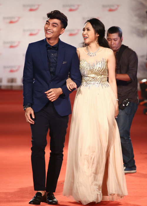 Diễn viên Minh Thư tái xuất sau khoảng thời gian du học ở Mỹ. Tại sự kiện, cô được hộ tống bởi diễn viên Khương Ngọc. 