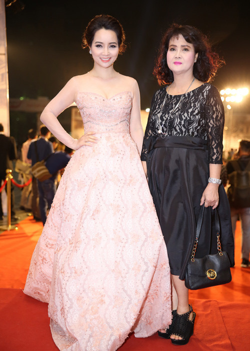 Diễn viên Mai Thu Huyền (trái) cũng xuất hiện trên thảm đỏ của đêm bế mạc liên hoan phim. 