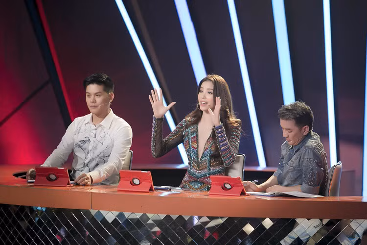 Hoa hau Pham Huong khoe chan dai mien man tren ghe nong-Hinh-7