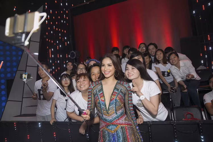 Hoa hau Pham Huong khoe chan dai mien man tren ghe nong-Hinh-10