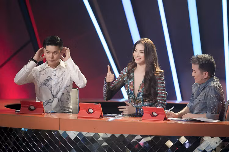 Hoa hau Pham Huong khoe chan dai mien man tren ghe nong-Hinh-8