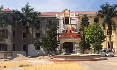 Nong Quoc hoi chuyen xe cong, tru so, SIM so dep...