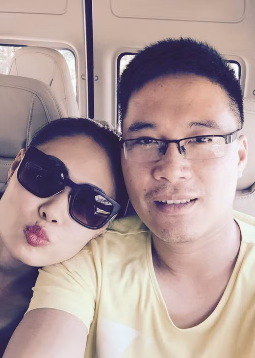 Việc trở lại sàn catwalk của Mai Giang nhận được sự ủng hộ từ chồng. Theo đó, anh luôn tin tưởng nữ người mẫu và là người chăm con trai lúc vợ vắng nhà. (Ảnh: Facebook nhân vật) 