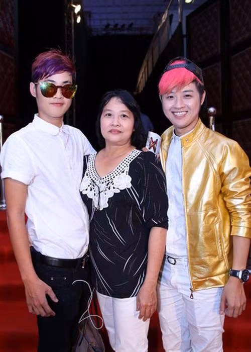 Ngoài tình yêu âm nhạc, Trần Phương và Thanh Duy Idol (ngoài cùng bên trái) còn sở hữu ngoại hình và giọng hát gần giống nhau. (Ảnh: Thể thao Việt Nam)