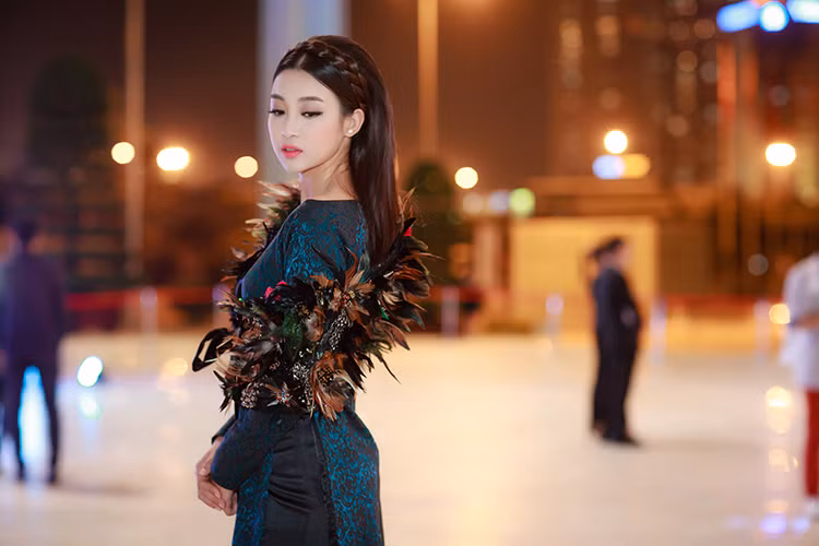 Bộ áo dài của Hoa hậu Việt Nam 2016 có phom dáng cổ điển, được làm bằng vải lụa cao cấp với điểm nhấn là lông vũ được đính quanh ngực áo. 