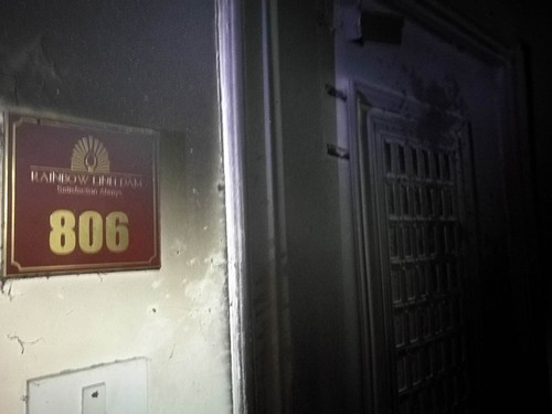 Đám cháy được xác định xuất phát từ căn hộ 811 ở tầng 8 của toà nhà, tại thời điểm xảy ra cháy, trong nhà không có người.