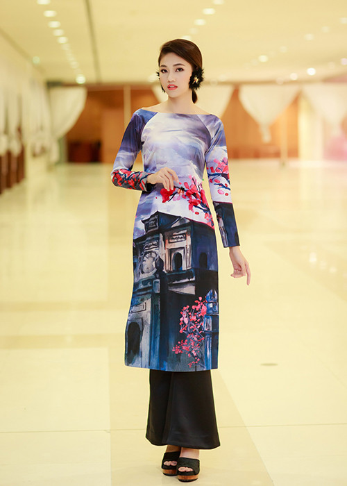 Á hậu 1 cuộc thi Hoa hậu Việt Nam 2016 còn chọn phong cách trang điểm và làm tóc đầy cá tính đi kèm với phụ kiện ấn tượng. 